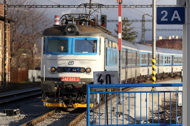 V Českých Budějovicích srazil rychlík člověka, na dráze je omezení provozu