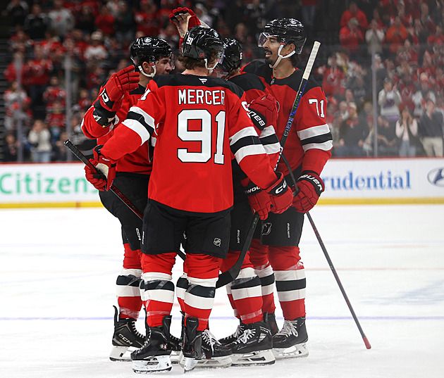 Vaněček slavil na ledě Winnipegu, Hronek s Faksou v NHL asistovali