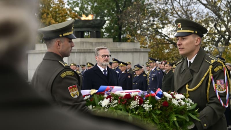 ON-LINE: Pavel a Fiala položili věnce na Vítkově. Pietní akt doprovodil přelet stíhaček