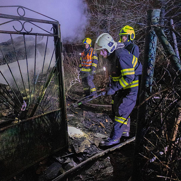 Ženu soudí za žhářské útoky. Viní ji, že zapálila i chatu, v níž byli lidé
