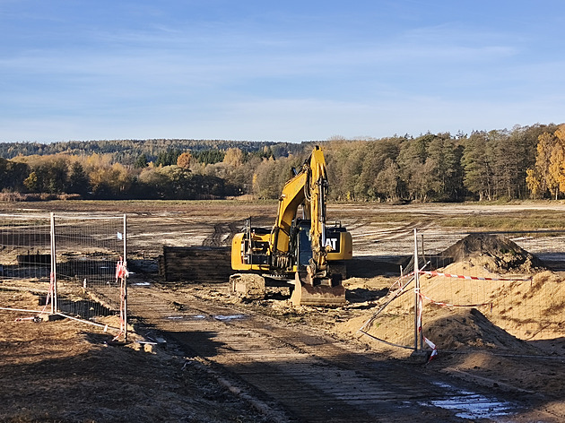 Odbahněný rekreační rybník Rosnička čeká na vodu, přítok je od jara suchý
