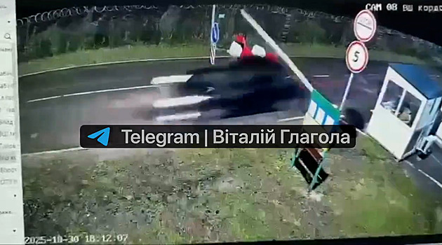 VIDEO: Ukrajinec prorazil autem závory a prchnul před odvodem do Maďarska