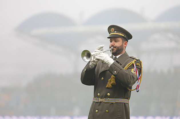 Víkendové zápasy první a druhé ligy uctí válečné veterány, dorazí i armádní stroje
