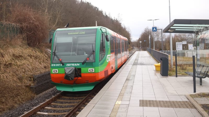 Vlak ve Varech v tunelu smrtelně zranil člověka. Provoz na trati stojí, vyjely autobusy