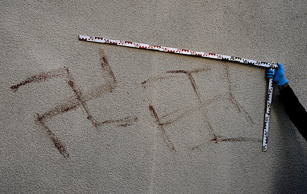 Hanau vyděsily hákové kříže namalované lidskou krví. Policie zadržela Rumuna