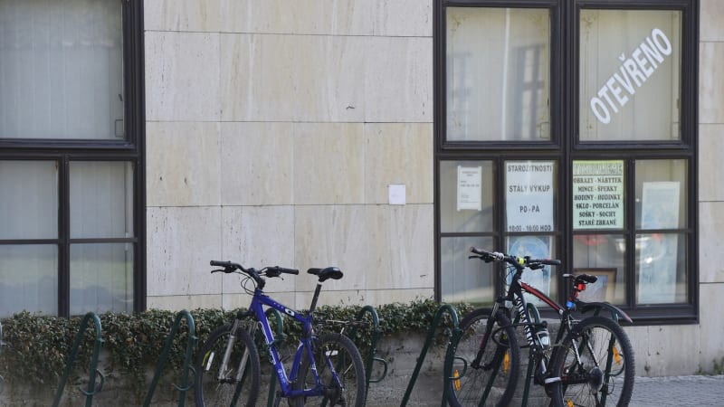 Karviná testuje nové stojany na kola. Nepotřebujete zámek, stačí načíst QR kód