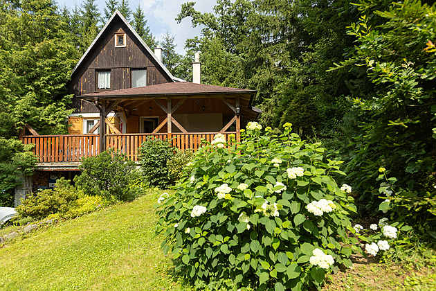 Zpěvačka našla poklad v chatové osadě na Vysočině. Má i rybník s kapry a udírnu