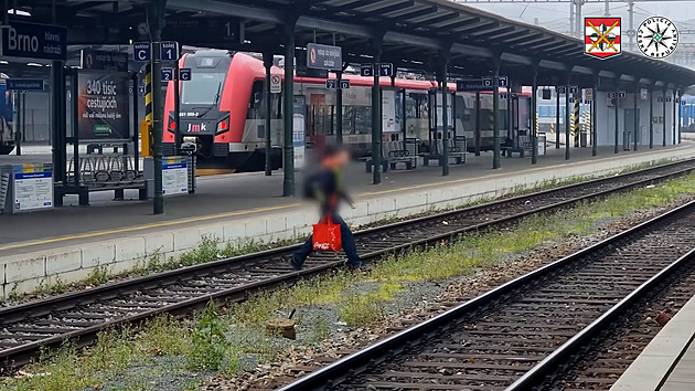 Koleje přecházeli tam, kde nesmí. Za dva dny policie rozdala přes 50 pokut