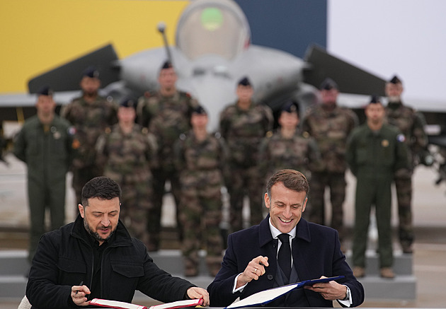 Zelenskyj se ve Francii dohodl s Macronem. Ukrajina koupí 100 stíhaček Rafale