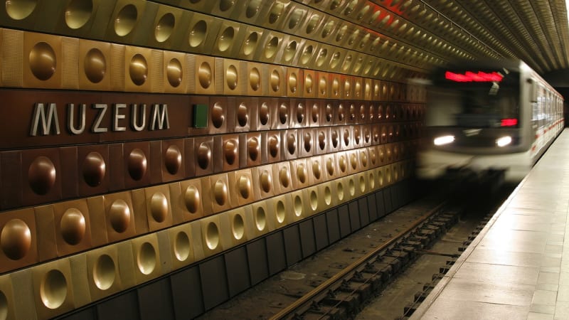 Těžká nehoda v pražském metru. Údržbáře srazil pracovní vlak, skončil v traumacentru