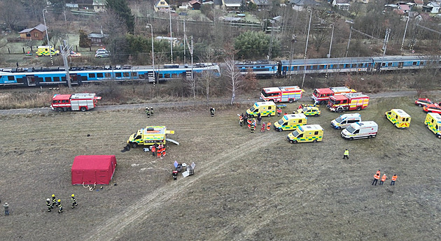Desítky zraněných při srážce vlaků na jihu Čech. Ministr Kupka promluvil o příčině