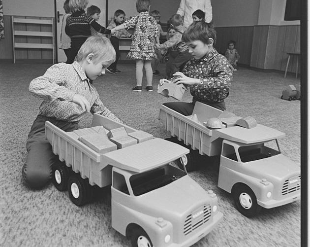 Sklápěčka, igráček i kovová stavebnice. S čím jsme si hráli za socialismu