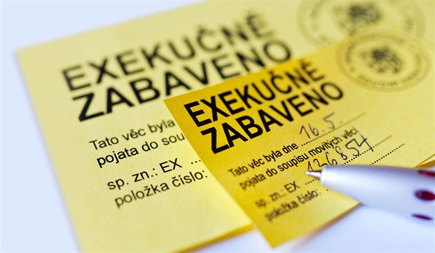 Lidé v exekucích nevěří demokracii, zjistili vědci. V Česku jich jsou statisíce