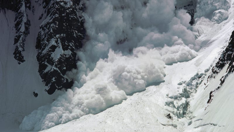 Mohutná lavina zasáhla v Alpách sjezdovku, ukazují záběry. Záchranáři vyhrabávají zasypané lidi