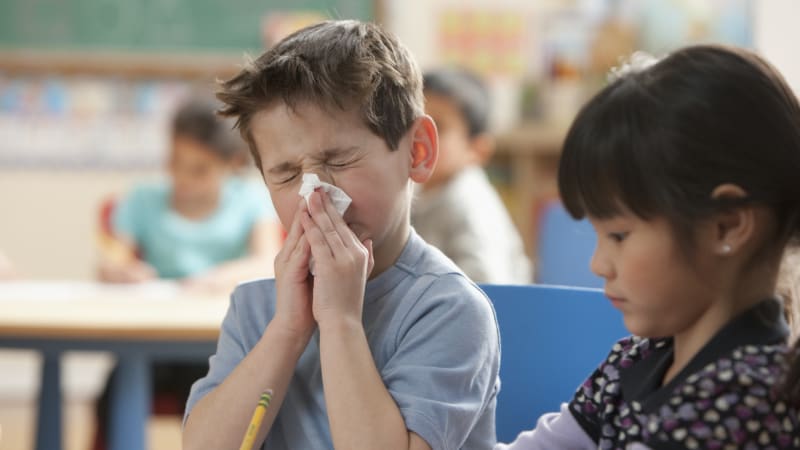 Když dítě stoná, rodinný rozpočet trpí. Delší nemoc ošetřovné nepokryje, pomůže připojištění