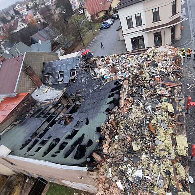 V centru Hlinska shořel obchod s elektrem, požár ohrožoval i nedaleké roubenky