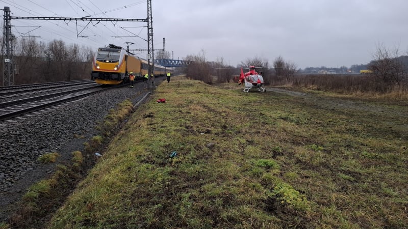 Vlak srazil na Přerovsku člověka. Hasiči ze soupravy evakuovali stovku cestujících