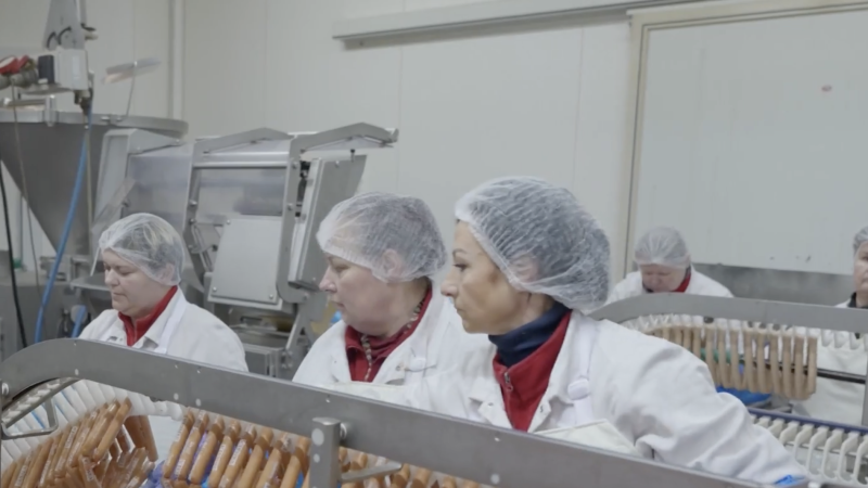 Devadesát let řemesla: Jak dnes vznikají tradiční české uzeniny?