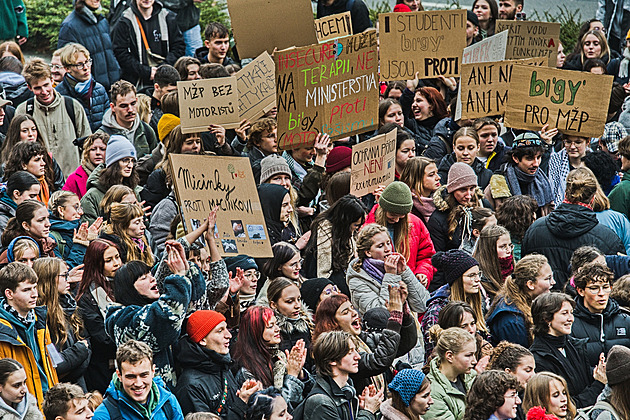 Studenti protestovali proti Motoristům na ministerstvu. Obávají se paralýzy