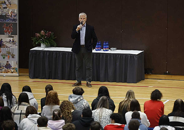 Nevěř všemu, co se kolem tebe děje, zamýšlel se prezident při debatě na škole