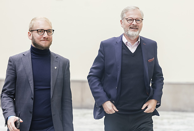 Deset let po boku Fialy, teď konec. Jeho spolupracovník a mluvčí se loučí s politikou