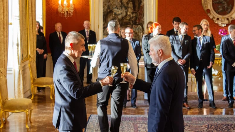 ON-LINE: Pavel jmenoval Babišovu třetí vládu. Nad Turkem visí otazník