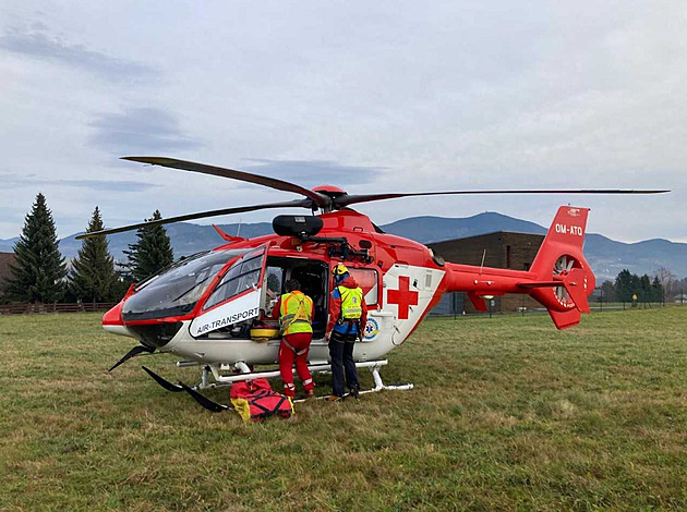 Muž uklouzl v Beskydech a poranil si kotník, záchranu komplikoval vítr