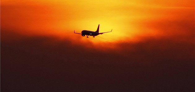 Z nebe zmizely tisíce letadel. Některé aerolinky zcela zastavily provoz