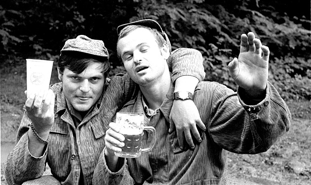 „Nejvíc se pilo v pondělí.“ Tchán vytáhl staré fotky z vojny a já nestačil zírat