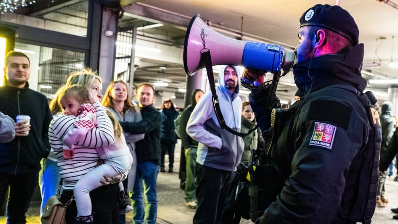 Detaily útoku v hradeckém obchoďáku: Zakopl a ztratil zbraň, popsal svědek útěk agresora