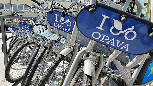 Sdílení kol se rozšiřuje, půjčují se i elektrobicykly. Opava řeší platby zdarma
