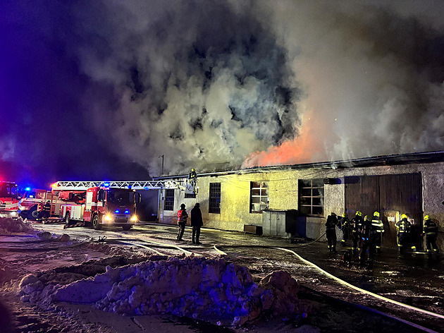 V Tehově hoří hala na opravu traktorů, zásah komplikuje mrznoucí voda