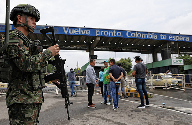 Jeho lidé na mě mířili, teď padl. Novinář o konci Madura a strachu v Kolumbii