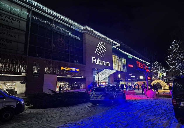 Dav ucpal východ, kritizují evakuaci po útoku v Hradci. Obchoďák postup hájí