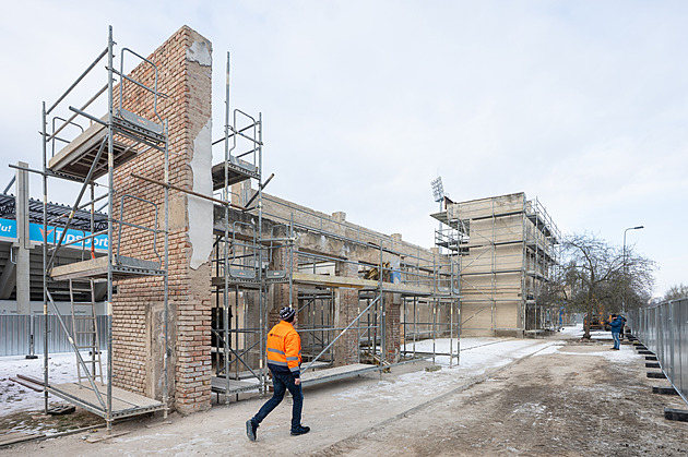 Pardubice už nebude hyzdit ostudné torzo Brány borců, začala její oprava