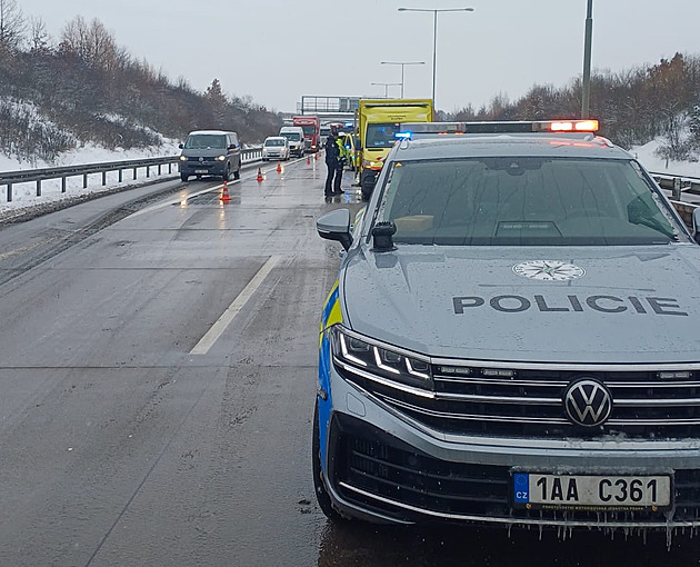 Na Pražském okruhu se srazilo šest aut, provoz komplikuje i vážná nehoda sanitky