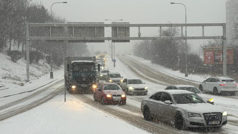 Tragédie v Brně: Řidič dostal v kopci smyk a vletěl do protijedoucího vozu. Jeden člověk zemřel