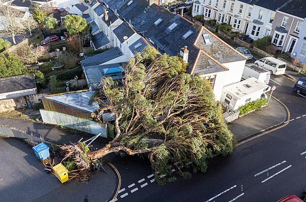 Ve Francii a Británii zůstávají tisíce lidí bez proudu, Německo zprovoznilo železnici