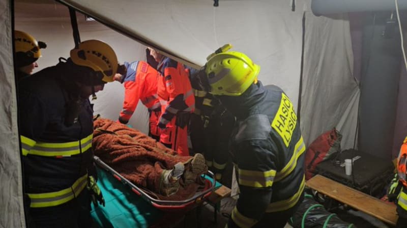Záchranná akce v Moravském krasu: Zraněný muž trpěl v jeskyni 21 hodin. Je v péči záchranářů