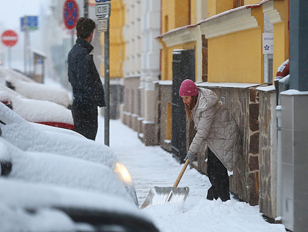Po nejchladnějším ránu zimy se oteplí.  Sněžení nahradí mrznoucí déšť, hrozí ledovka