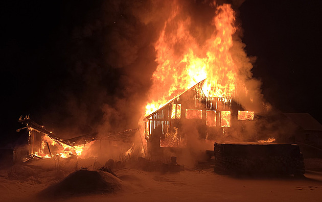 Na Českolipsku hořela stodola, hasičům komplikovalo zásah mrazivé počasí