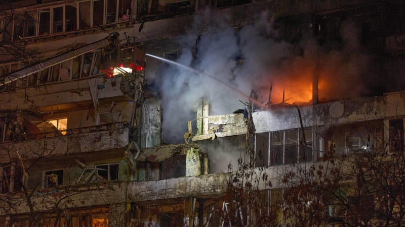 Čtrnáctiletý školák v Kyjevě pobodal učitelku a spolužáka, v mobilu měl kontakty na Rusko