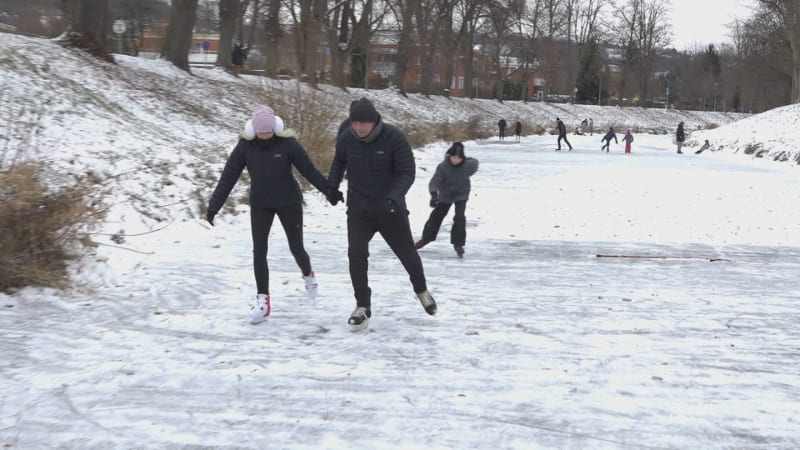 Lidé po celém Česku vyrazili bruslit na řekách. Změřte tloušťku ledu, upozorňují záchranáři
