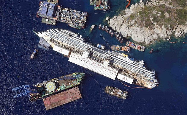 Potopení lodi Costa Concordia se odehrálo jen metry od břehu. Chaos stál 33 životů