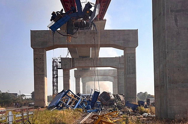 Jeřáb v Thajsku se zřítil na vlak, který následně vykolejil. Přes 20 lidí zemřelo