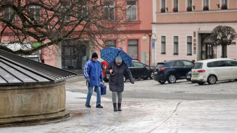 Ledová smršť nekončí, meteorologové upravili výstrahu. MAPA ukazuje, kde hrozí nebezpečí