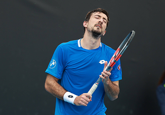 Předčasná radost. Tenista slavil postup, ale zapomněl na pravidla. A prohrál