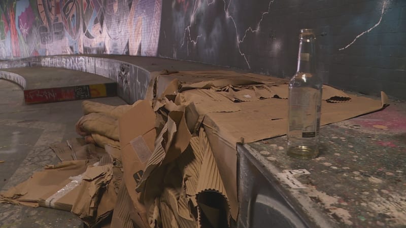 Pokus o vraždu v Praze: Starší muž čelil brutálnímu a krvavému útoku, podezřelý je chlapec