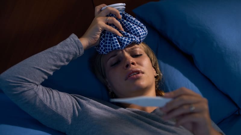 Jak zatočit s horečkou PŘEHLEDNĚ: Sprchování, zábaly i dostatek tekutin. Co vynechat?