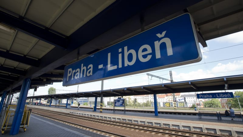 Tragédie v Praze: Vlak srazil na kolejích člověka, ten na místě zemřel